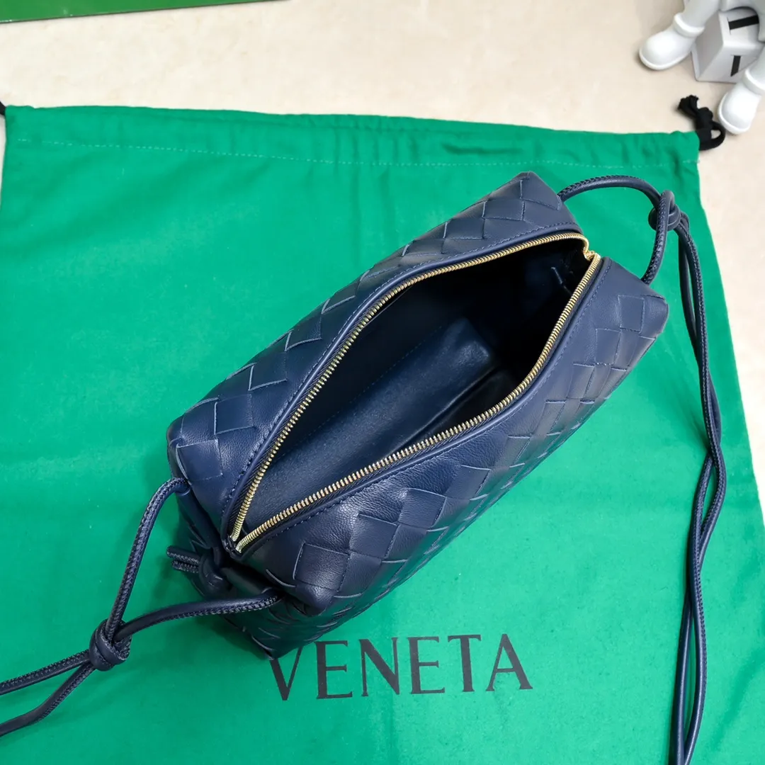 Batch 1260 B's new large Loop camera bag is here🔥Classic woven logo✅ The bag body is made of selected original sheepskin. The texture is soft and waxy. The simple square body is classic and versatile. The interior design is very practical. It has a lot of space and has an adjustable iconic leather drawstring. It can be said to be both elegant and practical. The design is very simple and elegant, with a kind of literary retro style. Size 22x15x8, model: 6684#